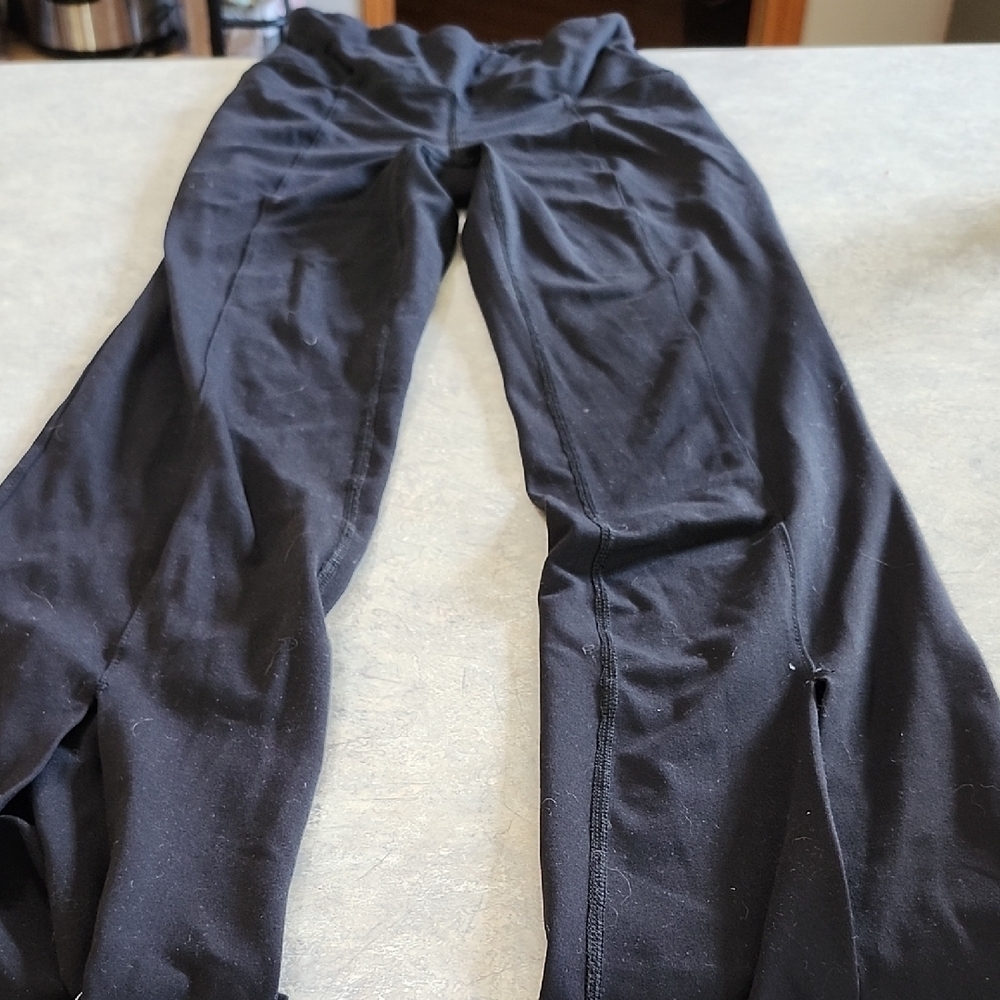 black athletic leggings